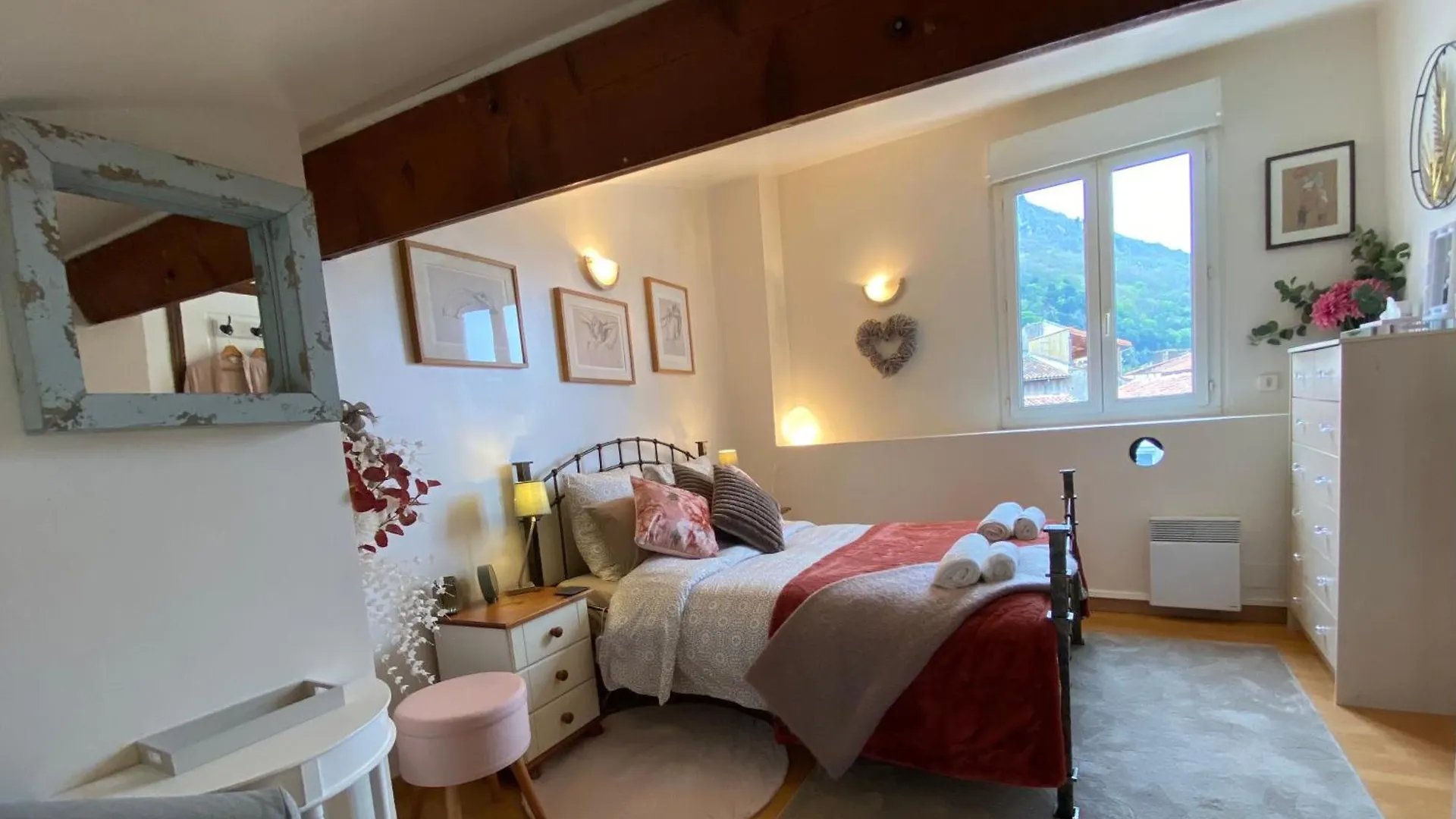 kontakty Number 1 Place Pyrene, 2 Bedroom Duplex, Luxury Apartment