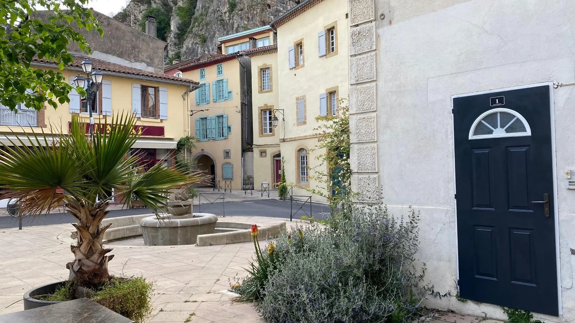 Number 1 Place Pyrene, 2 Bedroom Duplex, Luxury Apartment Foix